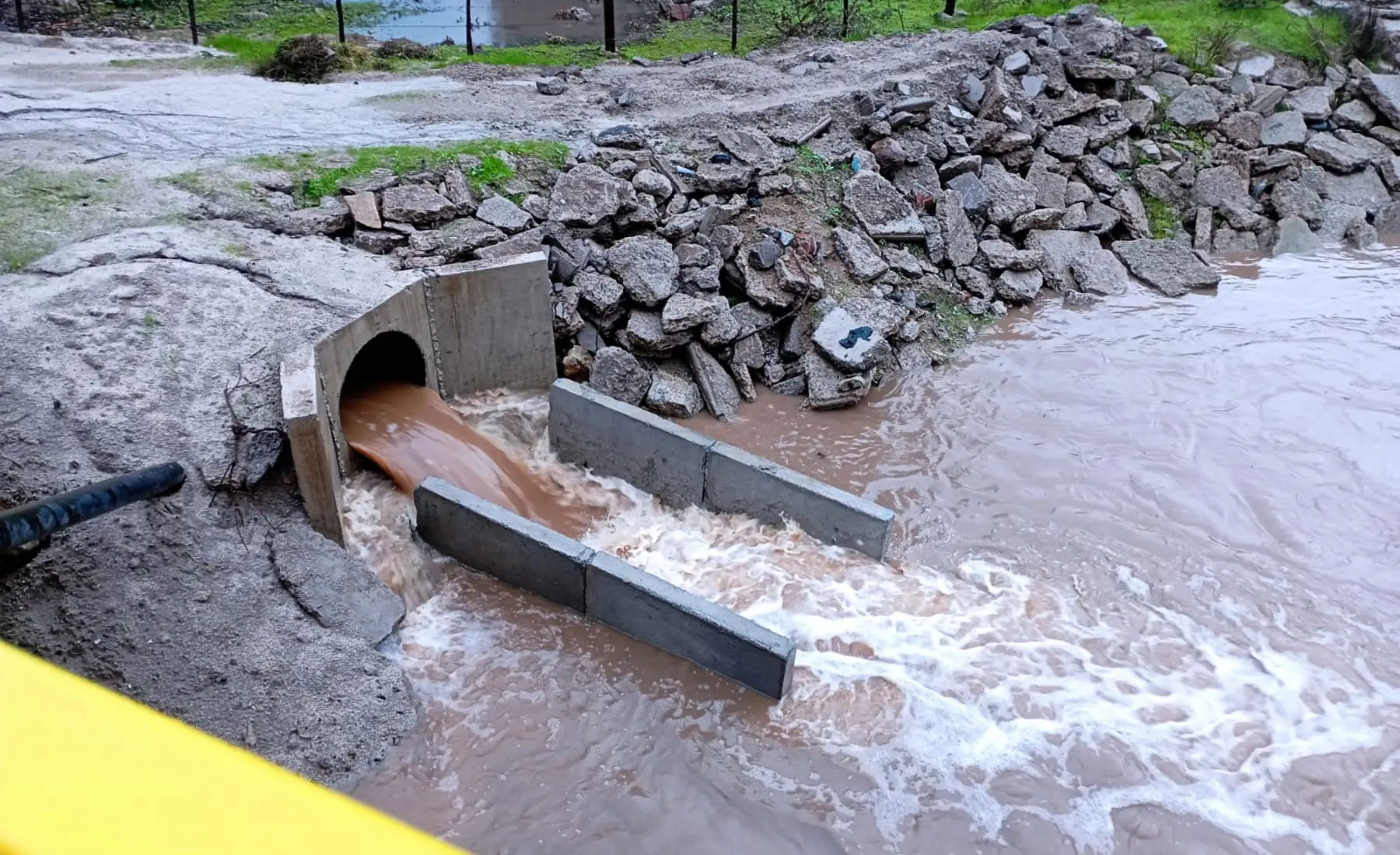 Descarga de aguas lluvias funcionando durante un evento de lluvia
