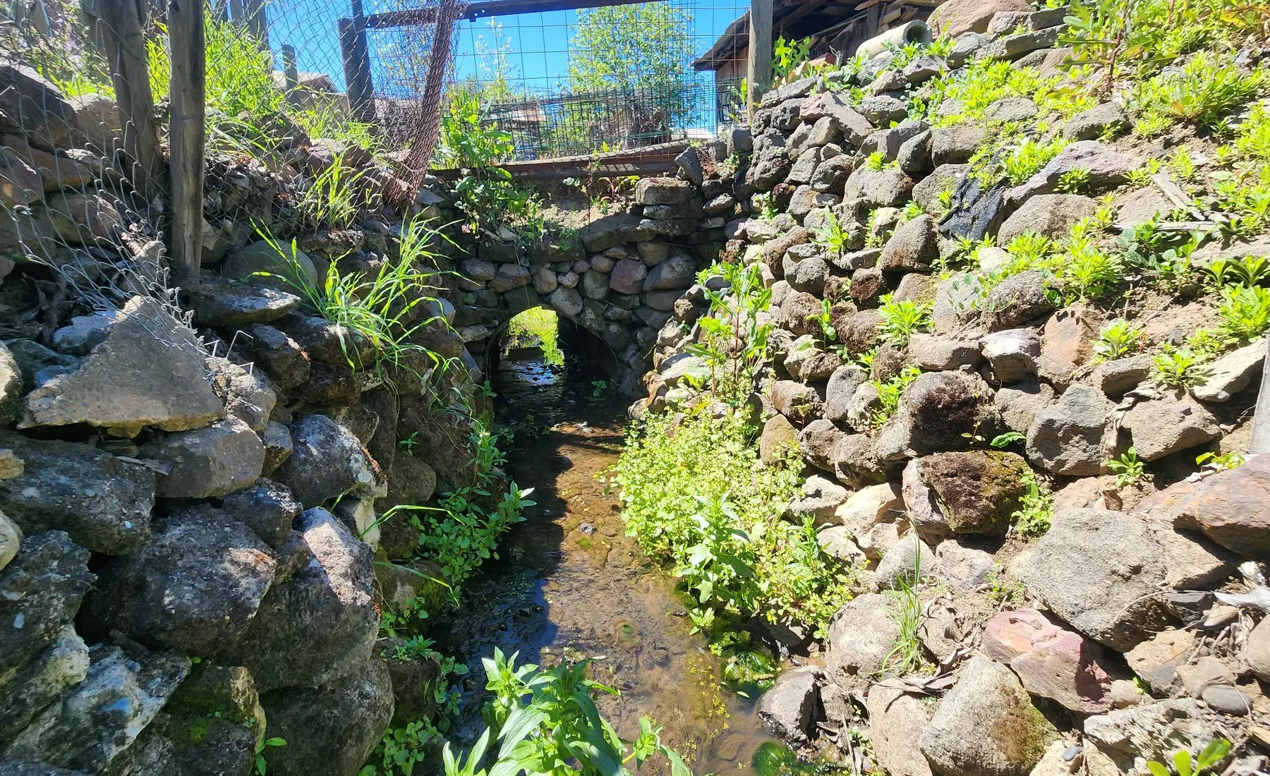 Cauce revestido revisado durante una visita técnica en Pencahue