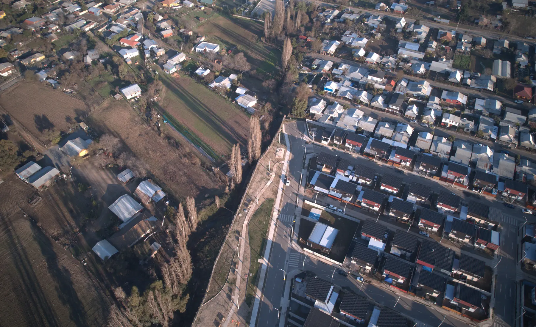 Vista aérea de obras y trazados urbanos en Pencahue