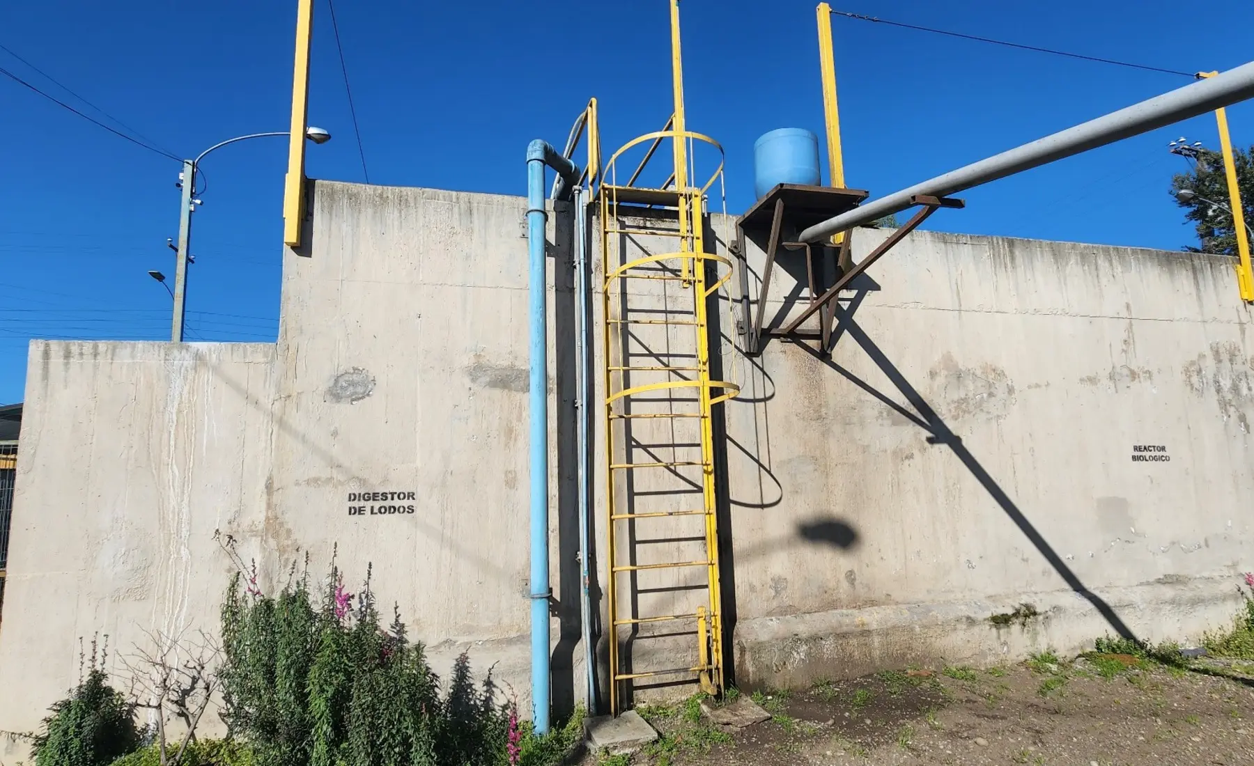 Estanque y tuberías de un sistema sanitario rural