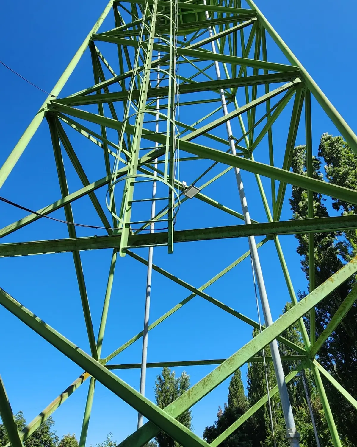 Torre de agua potable de un sistema sanitario rural