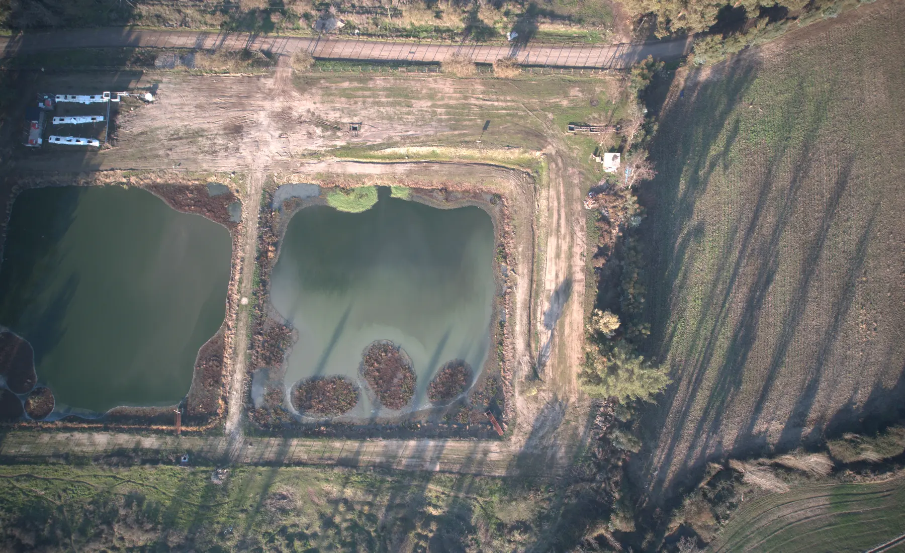Vista aérea de unidades de tratamiento sanitario en un sector rural