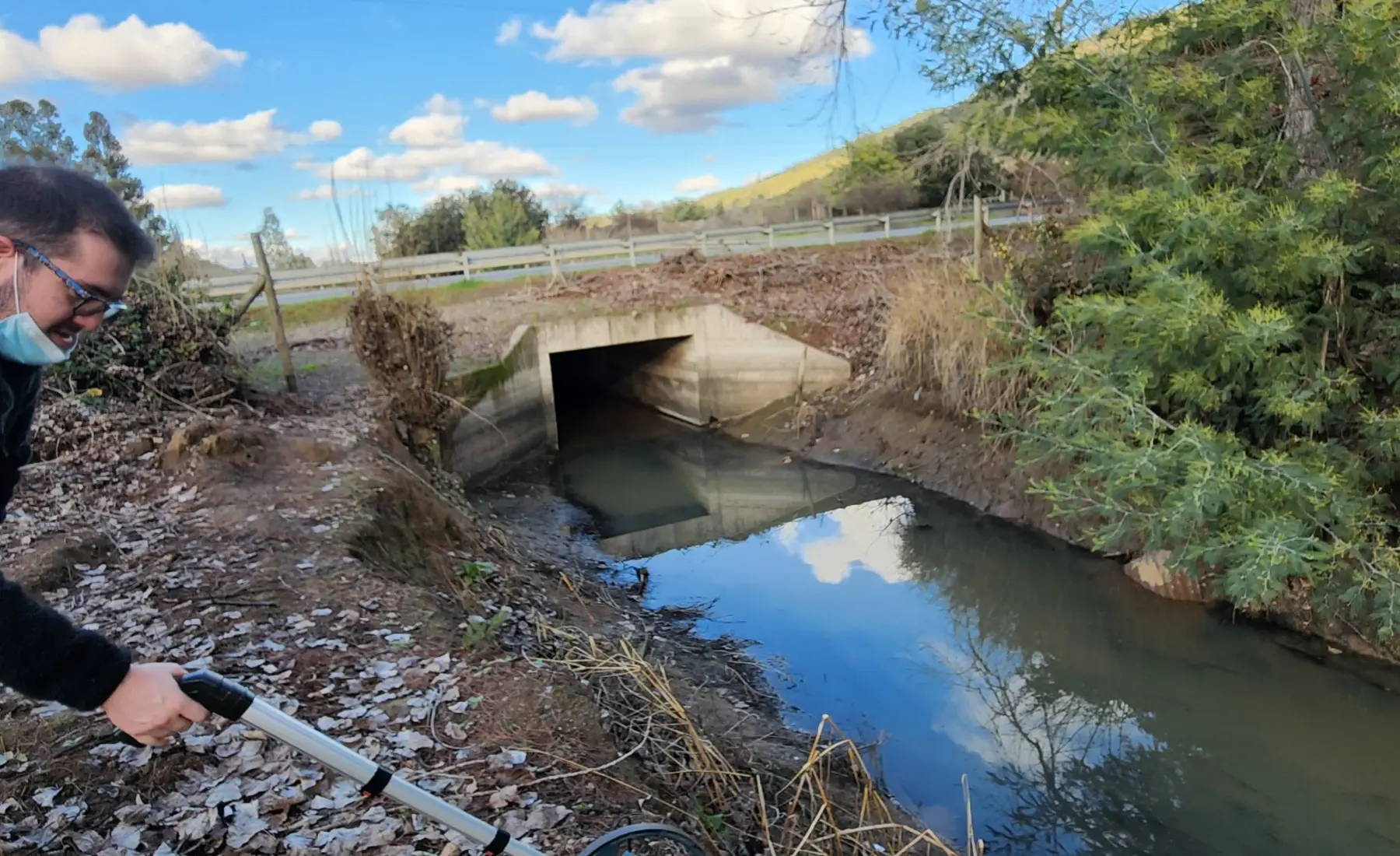 Inspección en terreno de una obra de atravieso sobre un cauce en San Javier