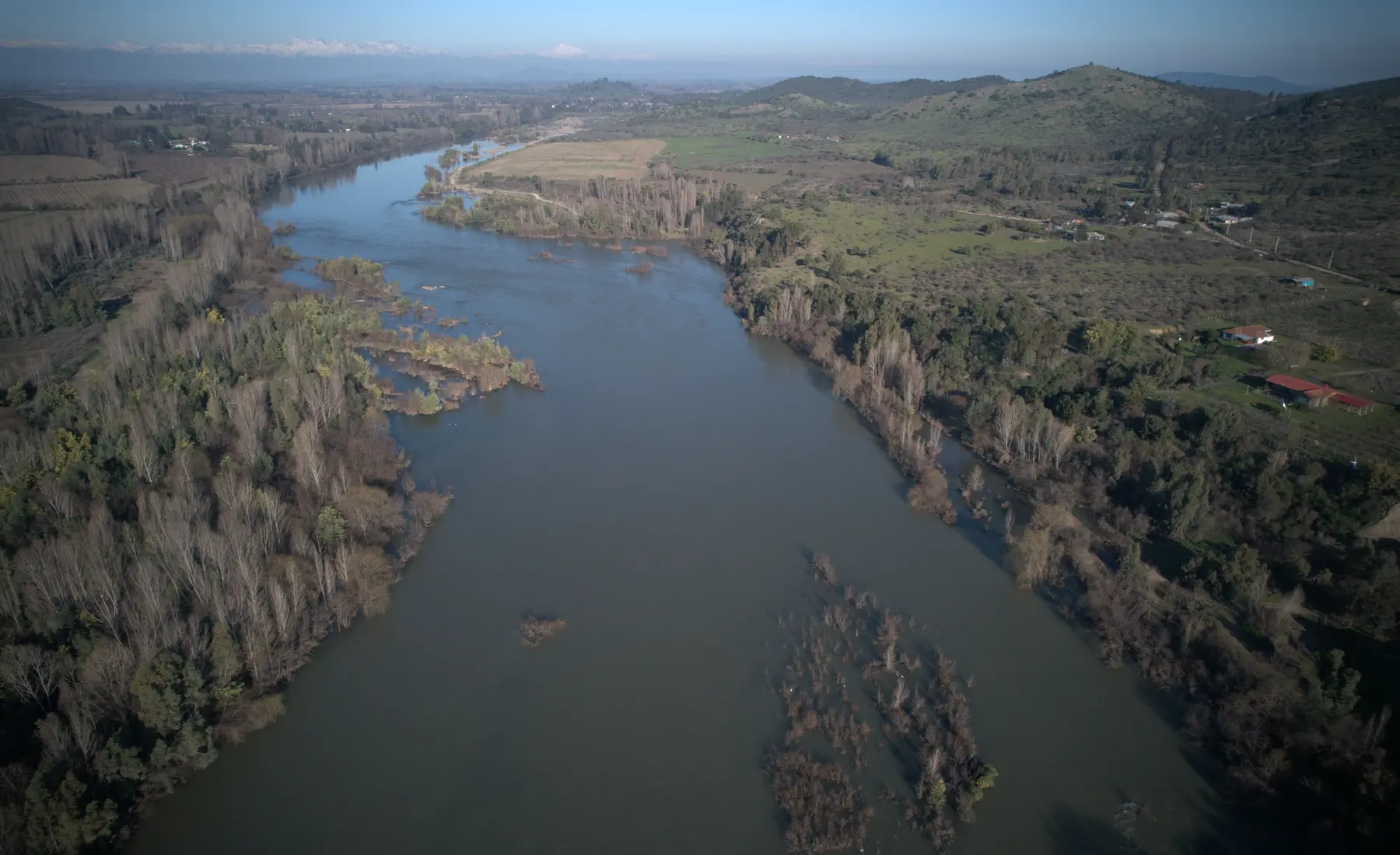 Vista aérea panorámica de un río levantado en San Javier