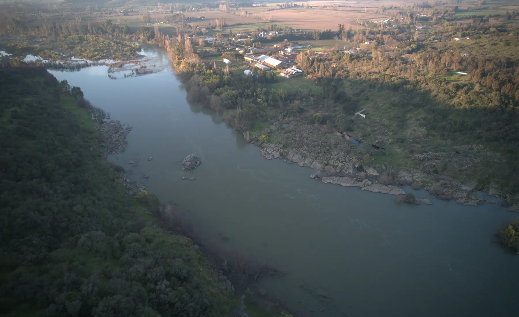 Vista aérea de un río y su entorno urbano rural en San Javier