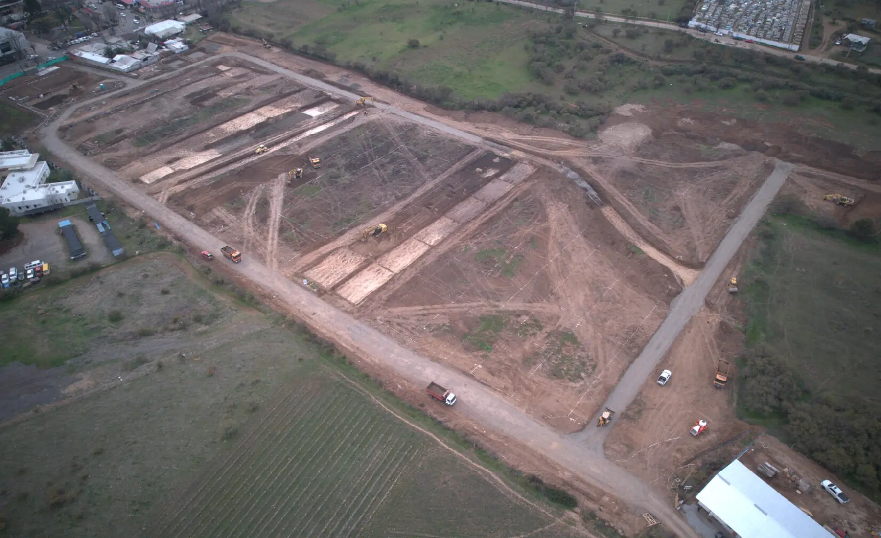 Vista aérea de obras de urbanización y pavimentación en la Región del Maule